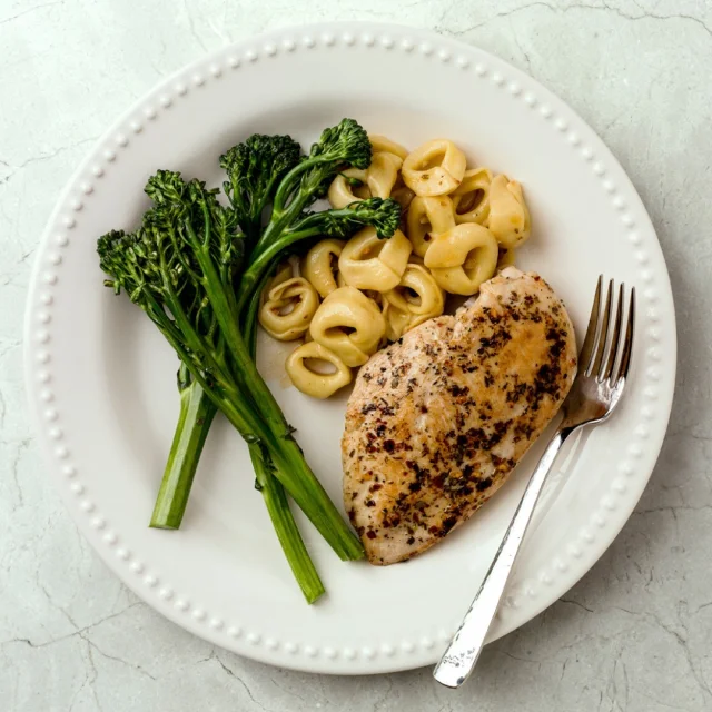 Winner winner, chicken (and tortellini) dinner! 🍗🥦🧀 

Juicy chicken and vibrant broccolini pair deliciously with the cheese filled pasta, all bathed in a delicate sauce.🍽️

Tap the link in our bio to shop now!